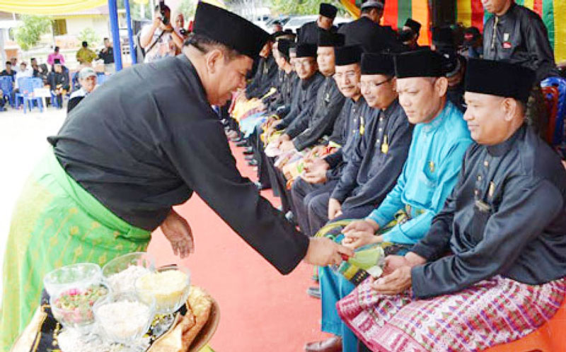 Pj Bupati Bengkalis Lantik Penghulu Adat Kecamatan Mandau