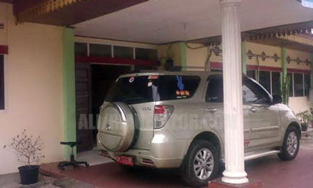 Mobil Dinas Pemkab Inhu Ditempel Stiker Paslon