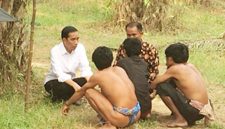 Penyebar Foto Rekayasa Jokowi dengan Suku Anak Dalam Masuk File Intelijen