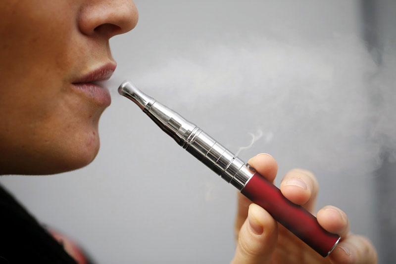 Asap Kretek Bahaya untuk Sekitar, Bagaimana dengan Rokok Elektrik?