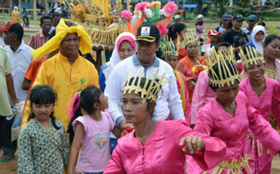 Rentak Tari Gendong di Festival Pantai Selat Baru