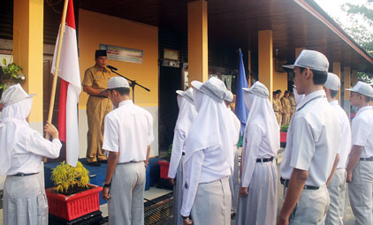 Kepala SMAN 6 Pekanbaru Lantik Pengurus OSIS