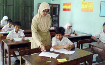 Masih Ada Guru Bergaji Rp350 Ribu