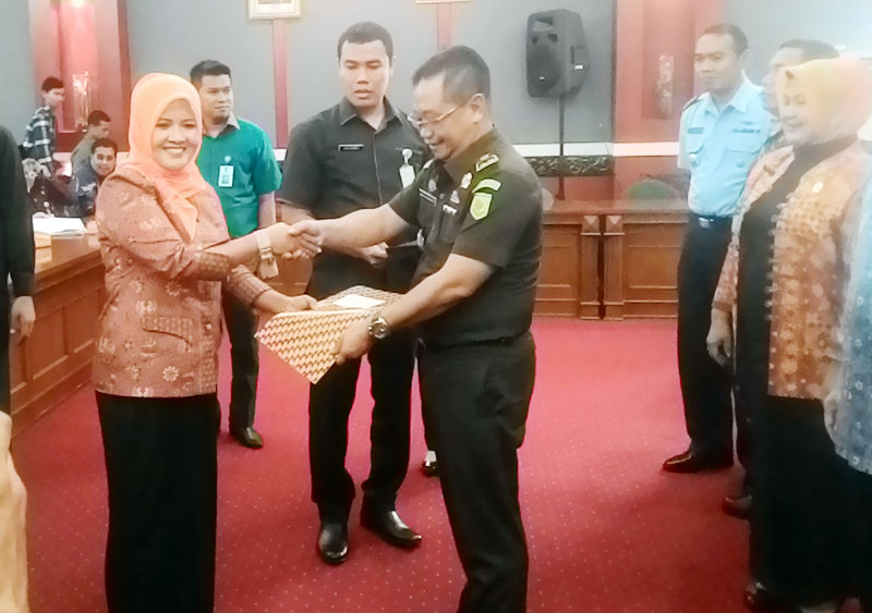 SDN 112 Terima Penghargaan Adiwiyata dari Plt Gubri