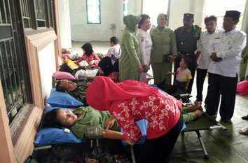 Babinsa Koramil 07/Reteh dan Ibu Persit Laksanakan Donor Darah di Kelurahan Pulau Kijang