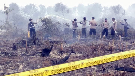 Petugas Pasang Garis Polisi di Bekas Lahan Terbakar Lokasi Hilangnya Pratu Wahyudi