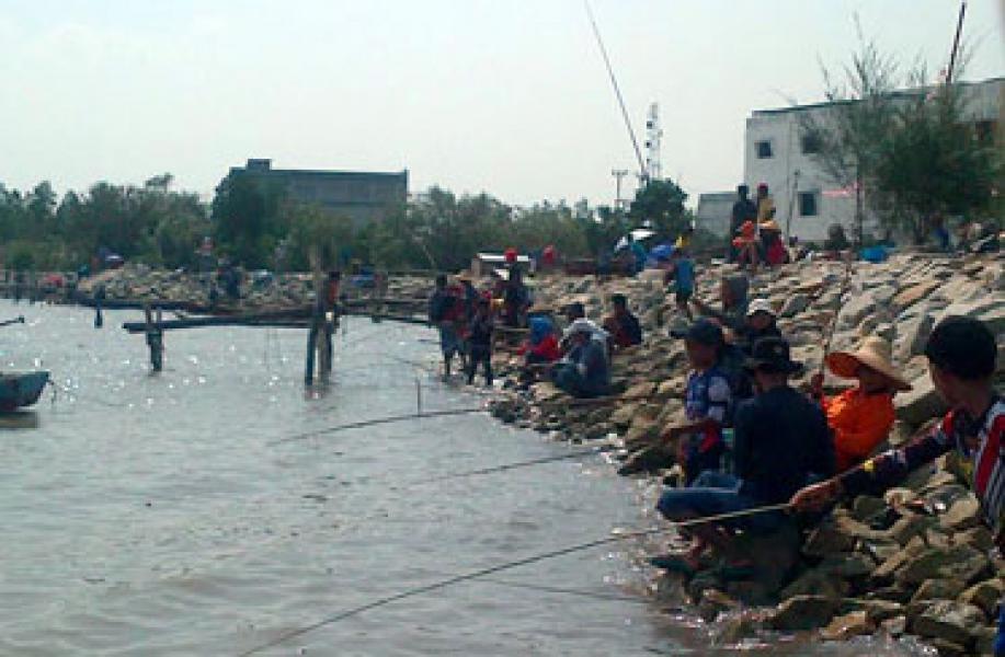 Mancing Bareng Keluarga di Selat Bengkalis, Cara Warga Rimba Sekampung Meriahkan HUT RI