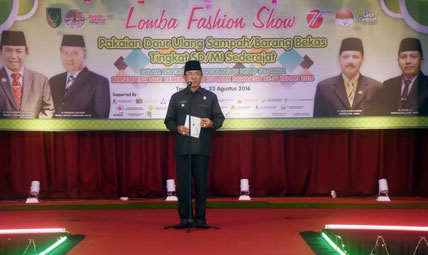 Bupati HM Wardan Buka Fashion Show Pakaian Daur Ulang