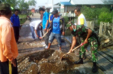 Perbaiki Jalan Rusak, Babinsa Koramil 02/Tanah Merah Laksanakan Goro Bersama Warga