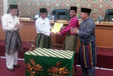 DPRD Pelalawan Serahkan Daftar Absensi Kehadiran SKPD Dalam Berbagai Rapat Dewan