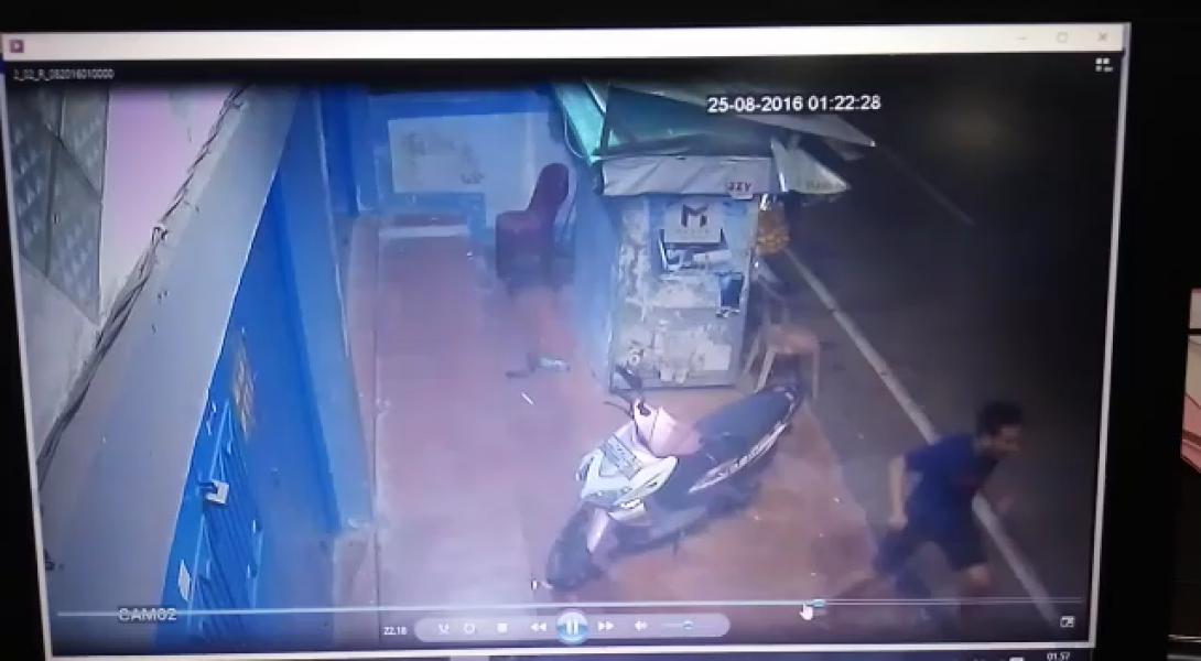 Rekaman CCTV, Walau Telah Lari, Apri Adi Pratama Terus Kejar Brigadir Adil S Tambunan Dengan Badik