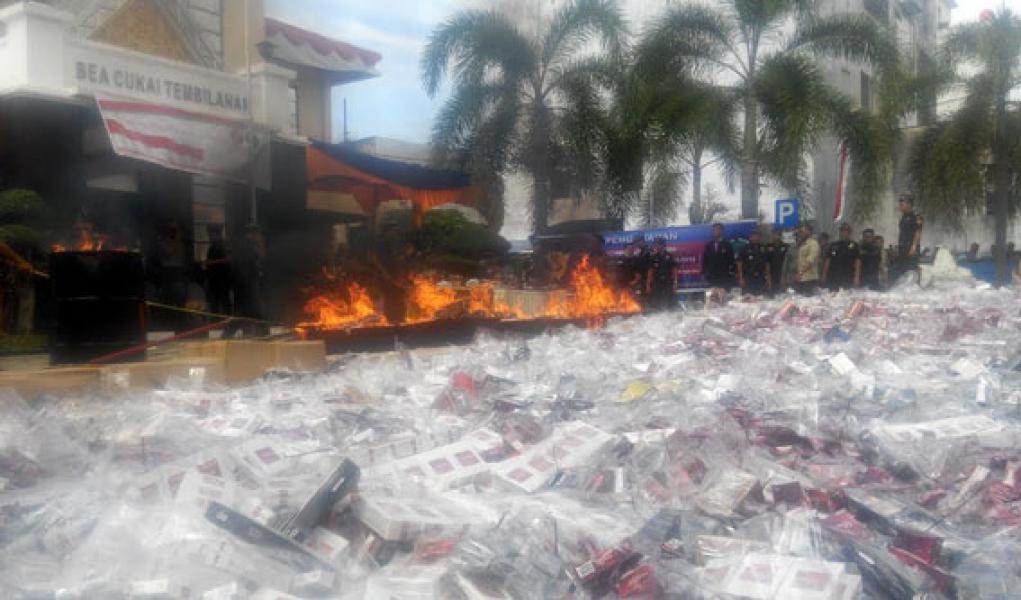 Bupati Wardan Hadiri Pemusnahan Barang Ilegal Tangkapan KPPBC Tembilahan