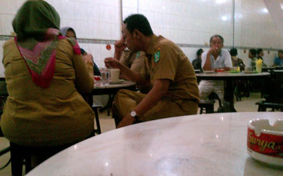 Jam Dinas, Sejumlah PNS dan Honorer Bengkalis Santai di Kedai Kopi