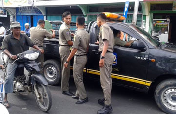Berjualan di Badan Jalan, Satpol PP Rohil Tertibkan Pedagang Buah