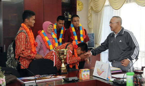 SMAN 8 Pekanbaru Bawa Piala Lomba Cinta Tanah Air untuk Riau