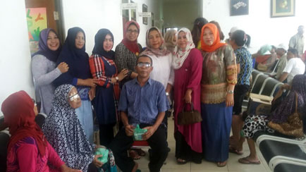 10 Tahun yang Tampak Hanya Asap Putih, Pasca Operasi Pak Kalus Kini Bisa Melihat