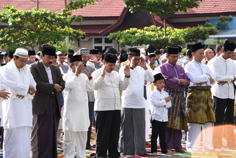 Bupati Amril Mukminin dan Keluarga Sholat Idul Adha Bersama Ribuan Masyarakat Duri