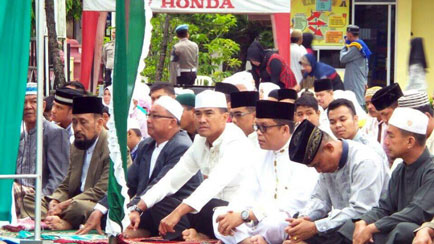 Keluarga Besar Polres Kampar dan Jamaah Mesjid Al Ikhlas Sholat Idul Adha Bersama