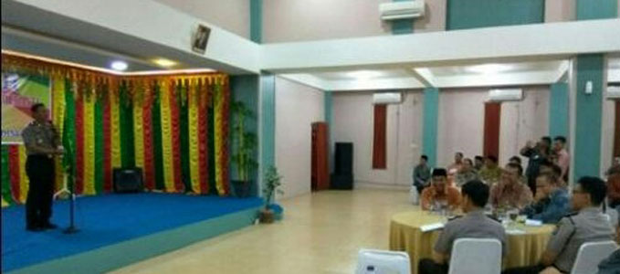 Kapolda Riau Zulkarnain "Stand up Comedy" di Selatpanjang