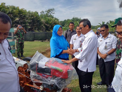 Bupati Mursini Serahkan 33 Traktor dan 30 Mesin Perontok Padi