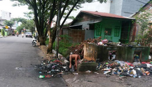 Tanpa Komando, Joko Bersihkan Parit Jalan Perwira Bagansiapiapi