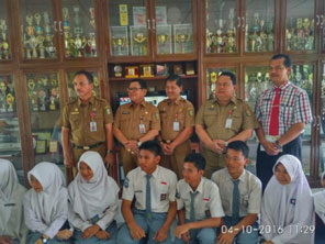 Sekda Muharman Lepas Delapan Siswa Kuansing Wakili Riau