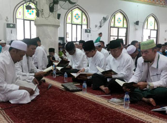 Peringati 1 Muharram 1438 H, Bupati dan Wabup Pelalawan Ikuti Prosesi Khatam Al-Quran