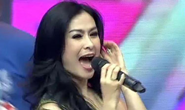 Pedangdut Senior Iis Dahlia Disiapkan Goyang Pelalawan Expo 2016
