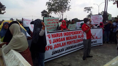 Dituding Punya Kepentingan, Ratusan Massa Seruduk Kantor KPU Pekanbaru