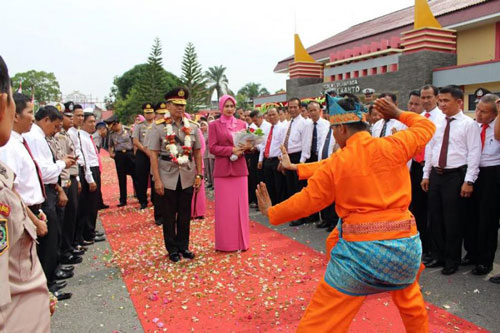 Kapolda Riau Brigjen Pol Drs Zulkarnain Disambut Ritual Adat Melayu