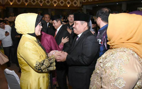 Bupati Amril Mukminin Sampaikan Ucapan Selamat kepada Hj Septina Primawati Rusli