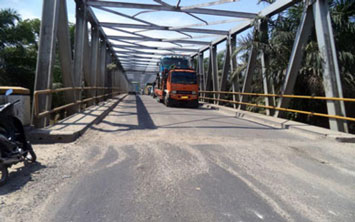 Sambungan Jembatan Siak II Dihiasi Lobang