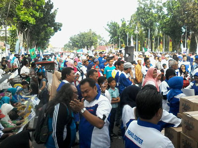 Ribuan Warga Pekanbaru "Banjiri" Jalan Gajah mada.