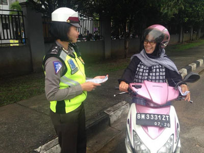 Polwan Satlantas Polres Kampar Berikan Penerangan Keliling