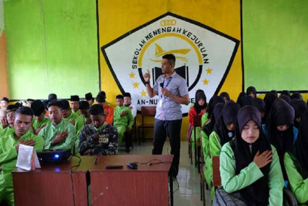 Bang Andy Motivasi Para Siswa di Pesisir Inhil
