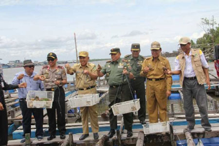 Bersama Gubri, Kapolda dan Dandrem, Bupati Inhil Kunjungi Pelabuhan Samudera di Kuala Enok