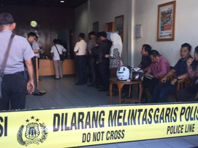 Empat Rampok Bersenjata Api Gasak Kantor Teras BRI