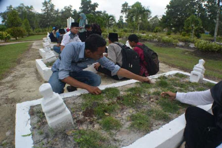 Mahasiswa Dumai Bersih-bersih Makam Pahlawan Sekaligus Ziarah