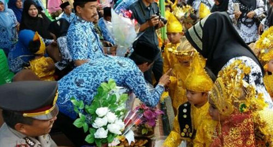 Meski Hujan Rintik, Guru dan ASN se Kecamatan Mandau Tetap Ikuti Upacara