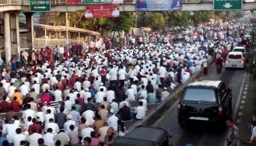 Shalat Jum'at di Jalan Saat Demo Sedangkan Masjid Masih Muat, Apa Diperbolehkah?