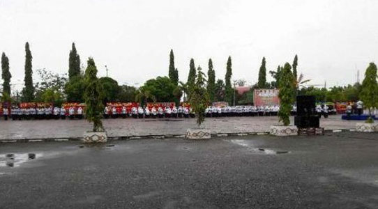Upacara HUT PGRI Ke-71 di Dumai 'Molor' dan Diguyur Hujan