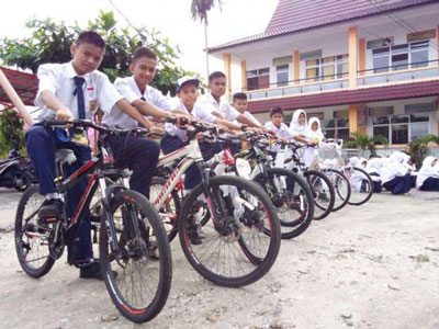 Siswa SMP Juara Pekanbaru Dapat Bantuan Sepeda