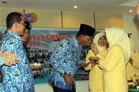 Meriahnya HUT GOPTKI Ke-59 di Rohil, Bupati Suyatno Disuapi Tumpeng