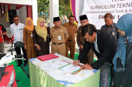 Bupati Harris Apresiasi Program "link & match" PT Capella di SMKN 1 Pangkalan Kerinci