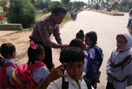 Kapolsek Batu Hampar Sambangi Pasar Tradisional dan Anak Sekolah