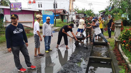 Baru Dilantik, RM Sudinoto Langsung Pimpin Kegiatan Jumat Bersih Di Tembilahan Kota