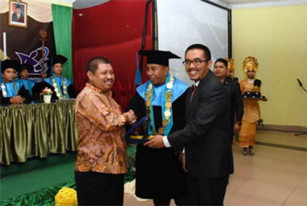 Bupati Amril Hadiri Wisuda XII Hahasiswa AMIK Mitra Gama Duri