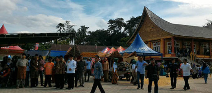 Masyarakat Lipat Kain Antusias Hadiri Festival Equator