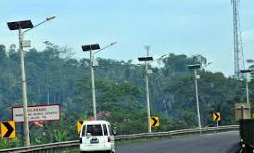 Kementerian ESDM Salurkan Lampu Penerangan Jalan Umum Tenaga Surya ke Dumai dan Rohul