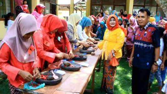 Ibu PKK Bangun Purba Rohul Ikut Lomba Giling Cabai